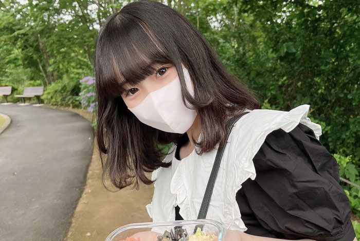 露脸！三天限定！开始觉醒变态本性，对快感的兴趣无法压抑的专业学生！在户外被口交后，她将所有体液喝下，然后被带进密室，在她的苗条身体上进行无套中出！