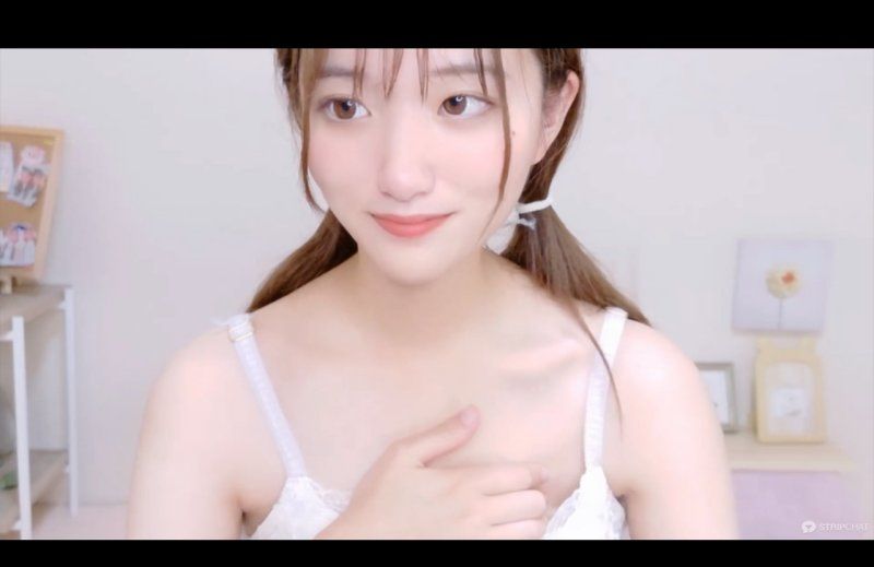 展现大胆掰穴的黑色长髮白皙清纯妹