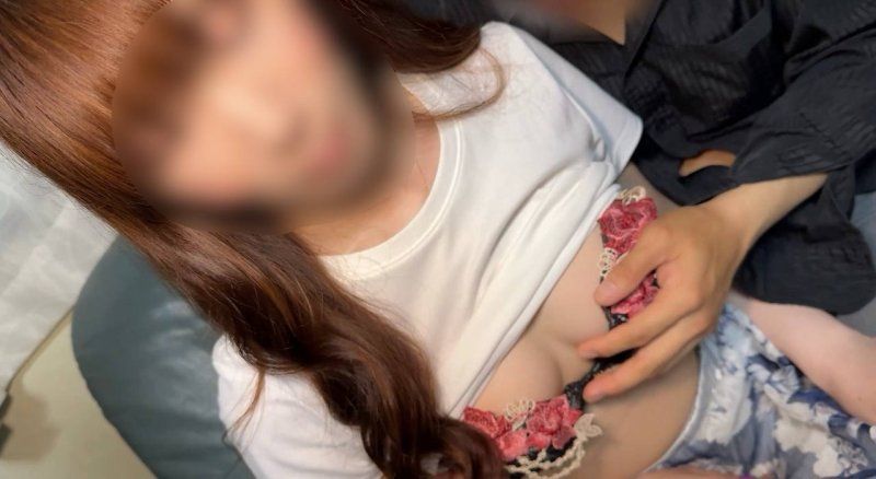 【素人】身材超好又充满魅力的超色情人妻。在危险的中出自拍中，因为不和丈夫以外的人做而痛苦呻吟。有2条特典