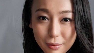 FC2初次公开 本篇有露脸 个人拍摄/虽然穿着非常华丽又色情的服装，却很像那位清纯派国民