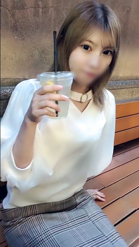 与朋友女友美容师在宾馆受不了中出做爱