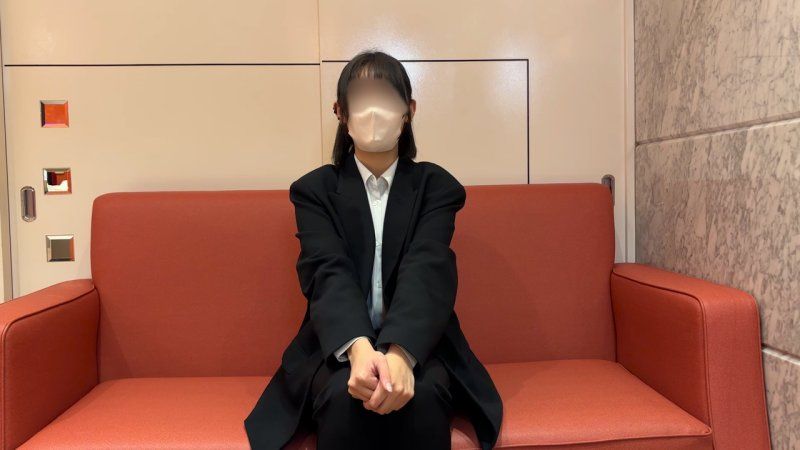 极度敏感的21岁西装女学生。刺激阴道深处就让她全程抽搐不止，被无套肉棒狠狠贯穿后直接爽到飞起并屈服→大量中出。