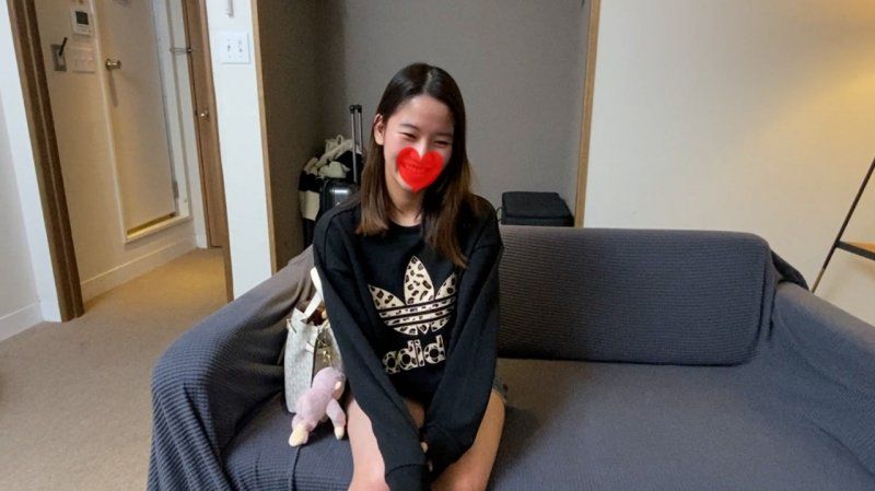 喜欢口交的小巧19岁已婚妻子，像苍井优似的，用自慰棒深喉，眼泪汪汪也要再次含入，是个变态的受虐狂。