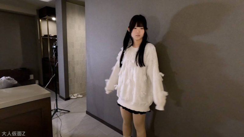 【素人初次拍摄】堇(18)163cm47kgD罩杯超级可爱，却被中年大叔接吻、中出、肛门贯通的影片，不同角度和未公开影片