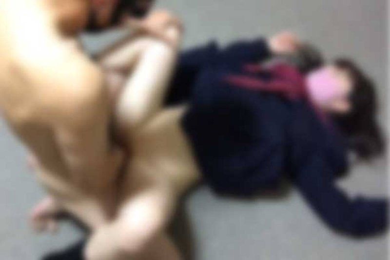 【素人个人拍摄】【真实】有男友的制服美女的身体被随意玩弄，最终被插入到阴道深处中出