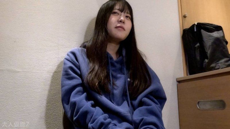【素人初次拍摄】友(18) 可爱老师的蛋的初次拍摄，让她舔肛门，在窥视器中观察阴道内，中出后变成肛门贯通ATM的另一个角度影片
