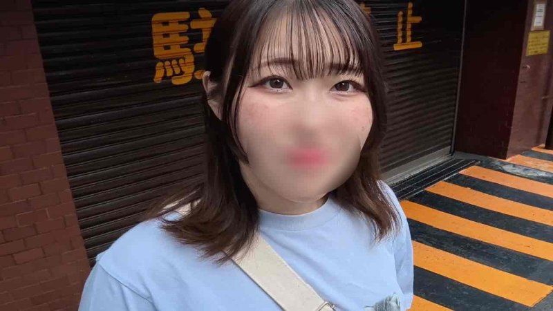 首次拍摄♥完全露脸♥搭讪有男友的普通OL去酒店约会！骑乘位一边发出哭声一边持续扭腰,最后恳求「射在裡面♡」大量无套内射！【海外版】附赠特典