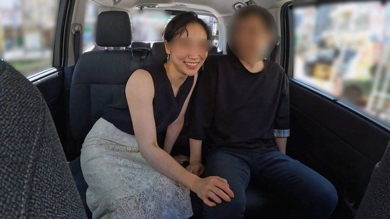 在公园的停车场中出性交！在被发现会很糟糕的情况下，淫穴湿润的超级变态人妻的怦然心动汽车SEX【无套】