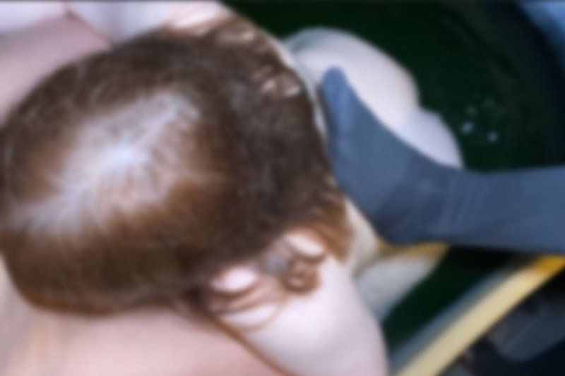 【露脸】被3P玩弄的测量不能K罩杯以上爆乳人妻，其实超级爱做爱？？大量潮吹爽到翻天