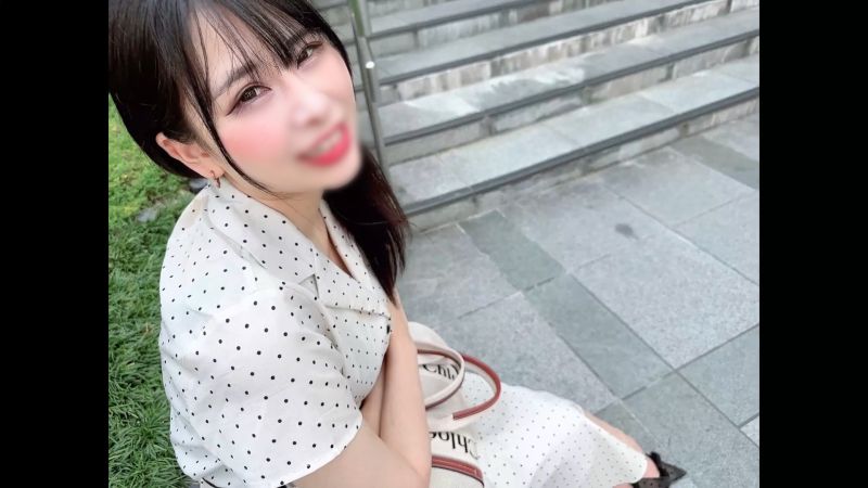 一个超S痴女向我吐口水，说：&ldquo;你别自己兴奋！&rdquo;并给了我一个粘煳煳的打手枪，这让我发疯。忍无可忍，用活塞给小姐姐中出'