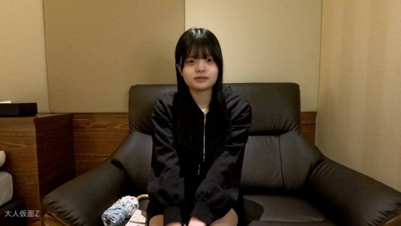 【素人初拍】真奈美(18岁)158公分45公斤C罩杯的瘦小乳房。明明很可爱，却不知道为什么答应了拍摄。最后进行了中出、深喉、玩具责备、肛门贯通ATM。