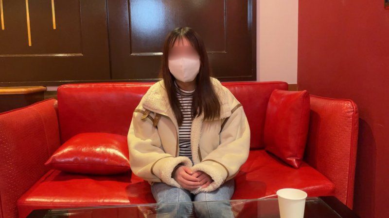 经验不多的大学生20歳。对她不常被抽插的阴道插入肉棒后，由于疼痛过度而扭曲的脸蛋、持续抽插对待她当成炮友