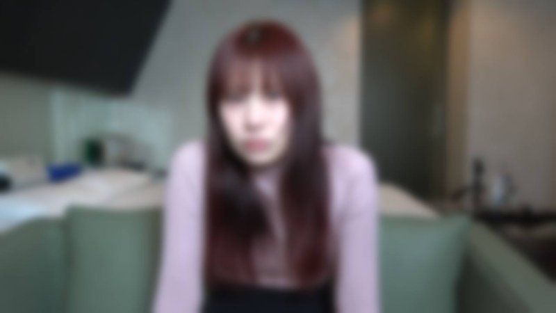 【个人拍摄/素人】（正片露脸）20岁左右的○ki酱。高挑・纤细・无毛的3拍子俱备的现代美女。平常是普通的OL，但为了秘密的打工挑战情色自拍。毫不客气地中出了