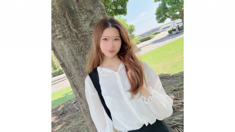 初次拍摄、露脸！三天限定！让美容造型师露出美腿！！对纤细敏感的身体刺激后，她会喷潮到床上湿透，连续两次无套内射！！