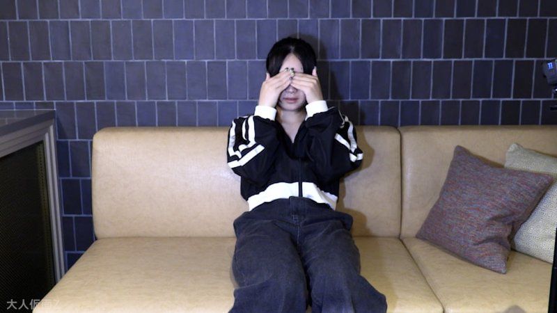 【素人初次拍摄】樱(18)连口交都没做过的可爱素人 让她张开嘴巴吞下中年人的唾液 阴道内拍摄并初次中出 因为肛门也很可爱，所以贯通并中出了