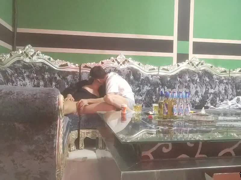 【歌厅探花】达人，包厢再约极品小姐姐，灯红酒绿，耳鬓厮磨，沙发激战后入白臀