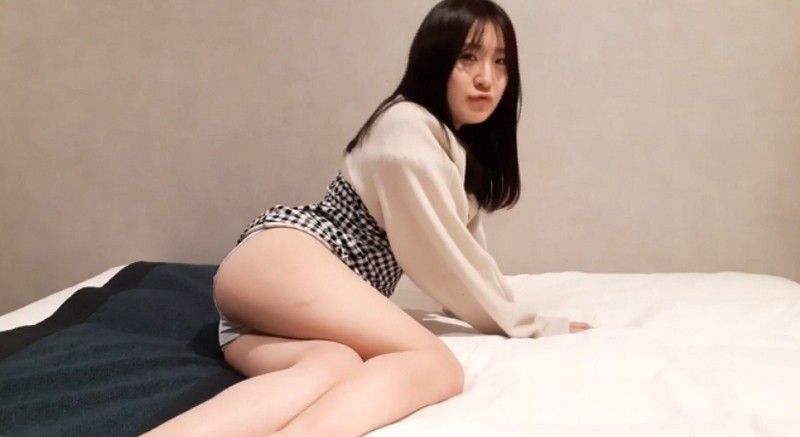 【无码】和害羞可爱的年轻妻子重逢。和她平时充满活力的样子形成鲜明对比的色情眼神和腰部动作，简直是反差萌，真是太棒了。