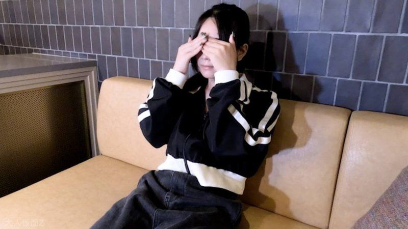 【素人初次拍摄】樱(18) 第一次拍摄的素人，连口交都没做过，从不同角度拍摄的影片。明明很紧张，但一碰触身体就立刻高潮。塞满了录影资料。