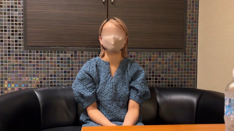 巨乳美容师22岁。「等等、不要啦！不要啦！」虽然对打破纪录的快感感到困惑而尖叫，但还是被猛烈地插入，高潮到不行。