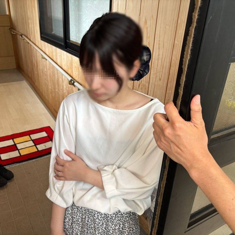【个人拍摄】为了追求一获千金而开始乡村生活的家属。被短视的丈夫牵着鼻子走，却依然献身地奉献身体、沉溺于快感中的天然人妻。这是一对半斤八两的夫妻。