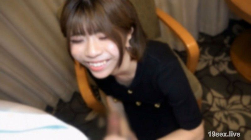 【无码】身高150cm纤细可爱娇小女性⤴总是笑着愉快地握着鸡巴的样子真好！仔细观察淫穴内部 快乐地吞下并中出※特典高画质