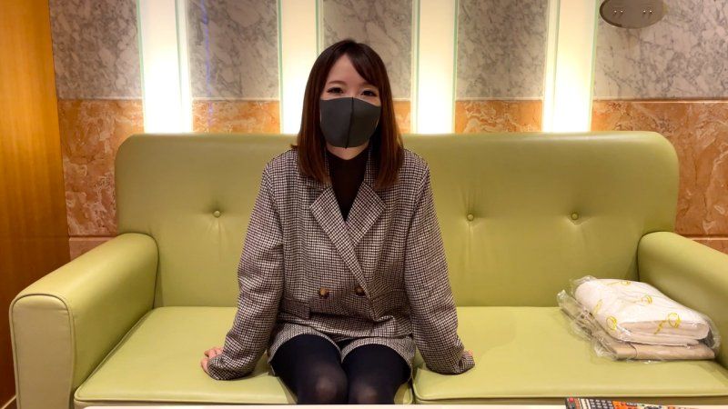 散发魅力的美魔女33岁。对高傲的女人不断口交，最后大量颜射让她心碎